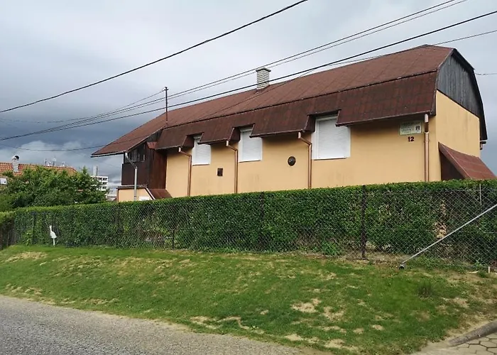 Karos Apartmanhaz Lägenhet *